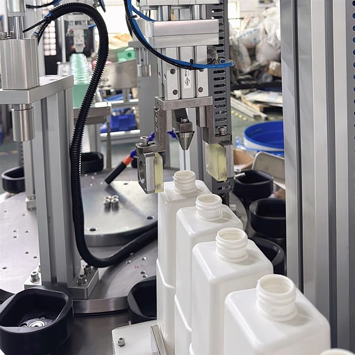 Automatic Plasticcosmetic Bottle Assembly Machine Automatic Plasticcosmetic Bottle Assembly Machine